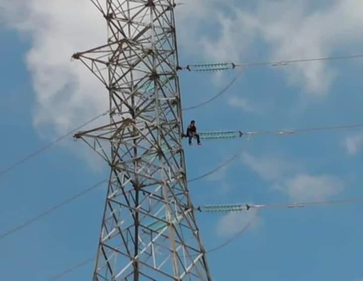 Desde una torre de alta tensión, joven intenta acabar con su vida