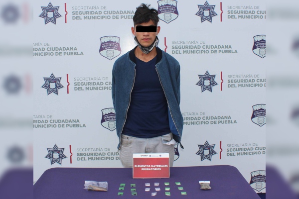 Policías municipales detienen a narcomenudista que se intoxicaba en la vía pública