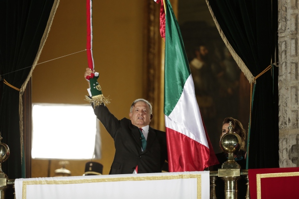 A 210 años de la Independencia, AMLO da el Grito con el zócalo casi vacío