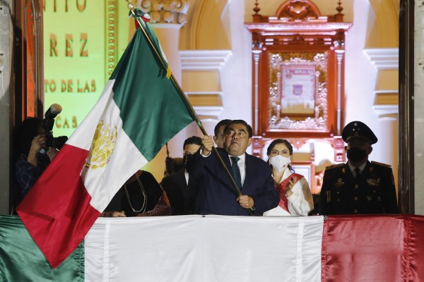 Reconoce Barbosa a personal de la salud en Grito de Independencia