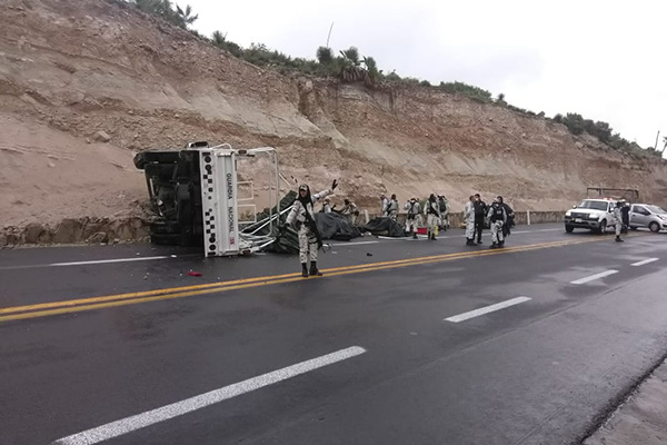 Vuelca camión de la GN en la Cuacnopalan-Oaxaca