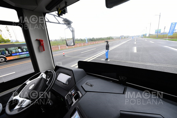 Autobús autónomo se estrena en Chongqing, China