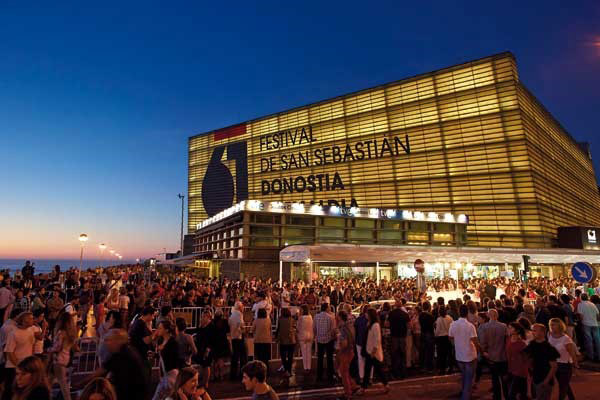 Salas “seguras” y encuentros por videollamada: el Festival de cine de San Sebastián le planta cara al COVID-19