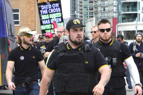 Supremacistas blancos, el mayor grupo del terrorismo interno en EU, dice el FBI