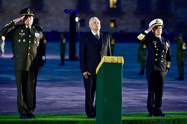 AMLO iza la bandera a media asta en memoria a las víctimas de los sismos de 1985 y 2017