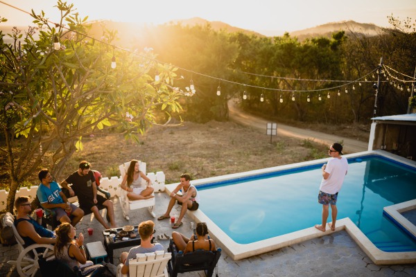 ¿Estar con los amigos trae más felicidad que con la familia? Esto dicen los científicos