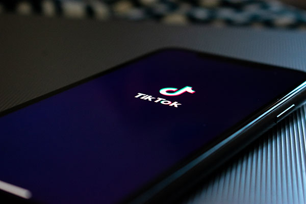 Trump aprueba comprar TikTok solo si firmas de EU tienen control total de la aplicación