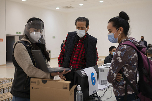 Entrega Esparza equipos de cómputo a estudiantes para mejorar sus clases en línea