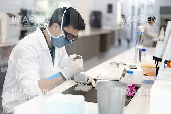 Ensayo de la vacuna de AstraZeneca sigue suspendido tras informes de efectos adversos