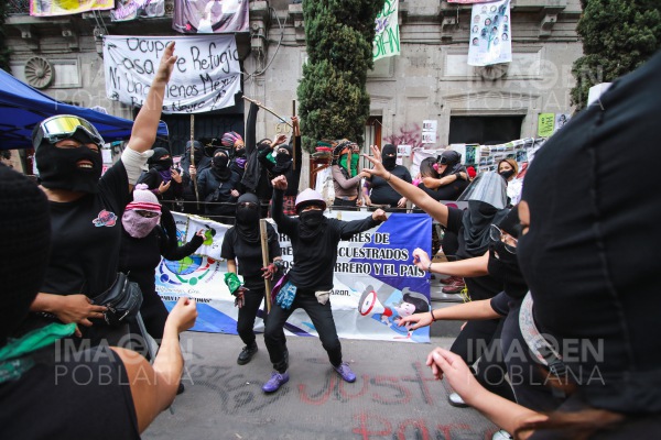 Feministas radicales fracturan protesta en CNDH