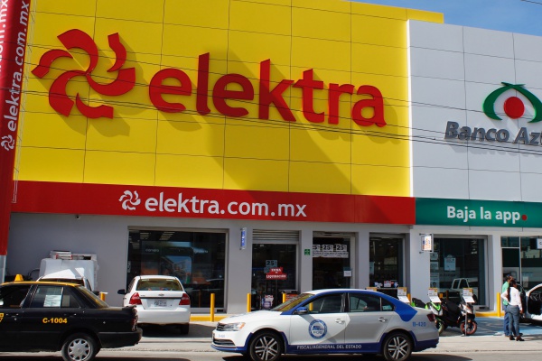 Mujer policía hace frente a ladrones y frustra asalto a Elektra