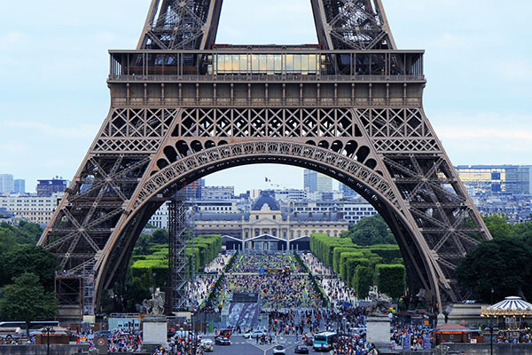 Evacuan la Torre Eiffel por aviso de bomba