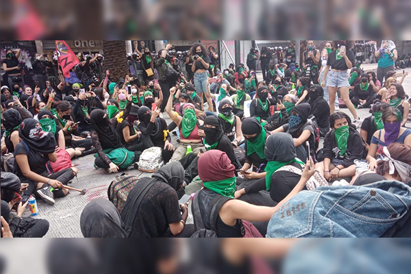 Feministas agreden a mujeres policías durante marcha en pro del aborto