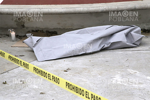 Mujer muere por hipotermia en la banca de un parque