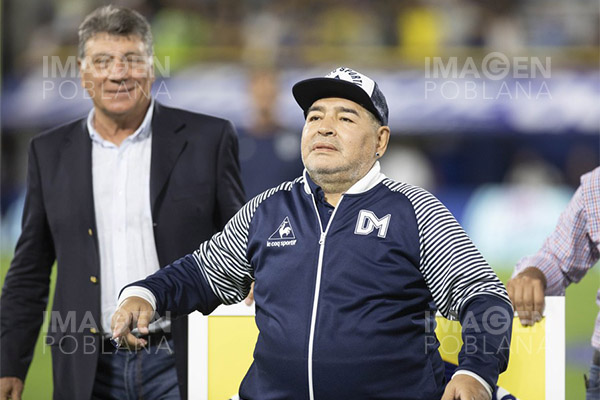 Maradona reaparece públicamente como DT en partido amistoso de su club argentino