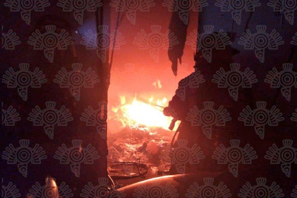 Químicos provocan incendio en autolavado; vecinos afirman que olía a combustible