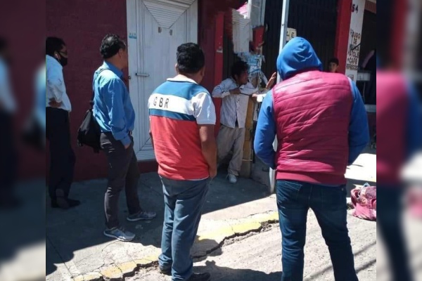 Vecinos golpean y amarran a ladrón que huía con herramientas