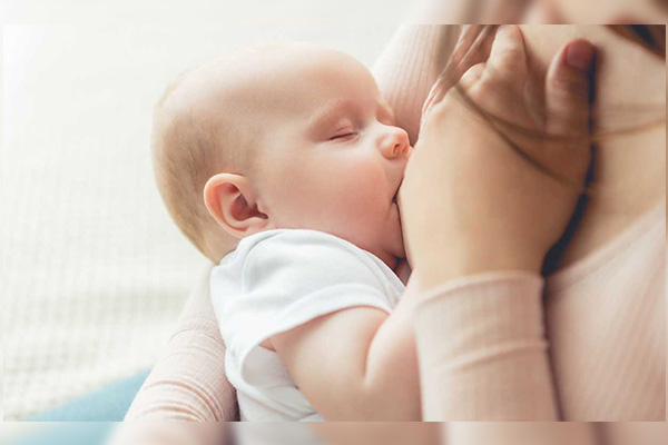 Científicos descubren que leche materna puede matar cepas del COVID-19