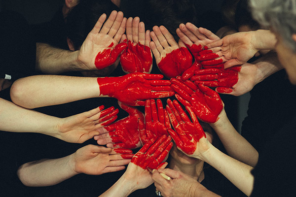 Rojo “periodo”: el nuevo color de Pantone para romper el estigma de la menstruación