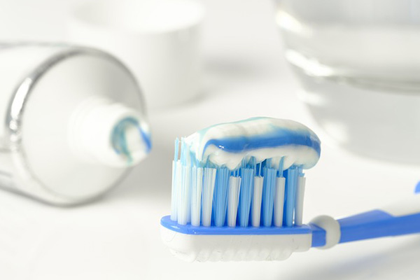 Se lavaba los dientes y se tragó el cepillo; médicos lo extraen intacto