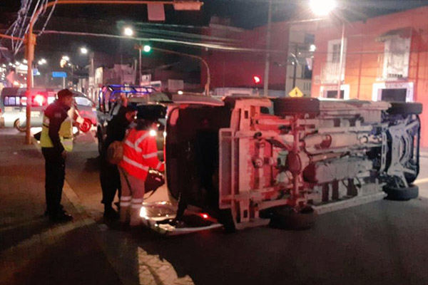 Vuelca camioneta de la SSP con reos tras choque con ruta de transporte público
