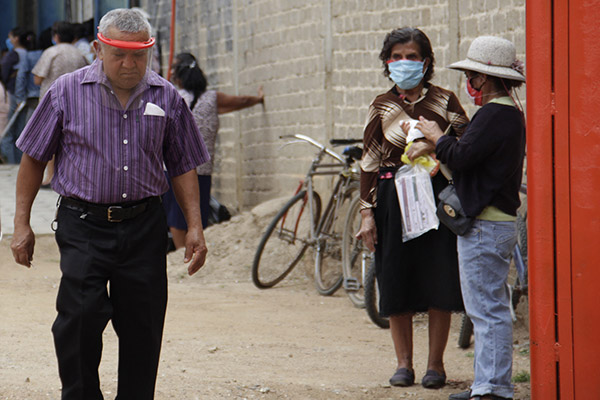 De regular a mala, salud de adultos mayores en México
