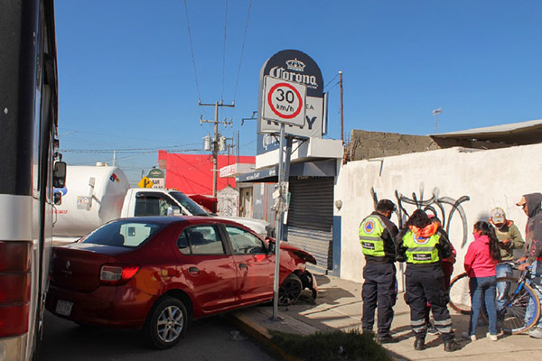 Conductor de pipa provoca aparatoso choque y deja dos heridos