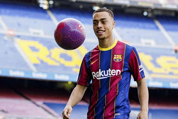 Tunden en redes a Sergiño Dest por no saber dominar el balón