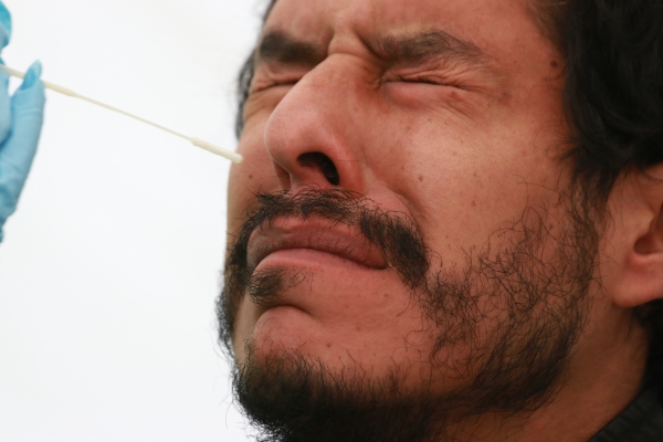 Se somete a un test nasal de COVID-19 y le perforan el cerebro