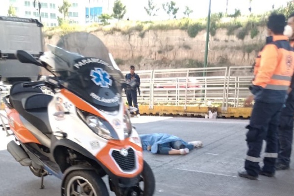 Mujer se lanza de puente en el Periférico y después es arrollada