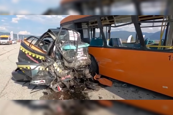 Estrellan auto contra un autobús a más de 200 km/h