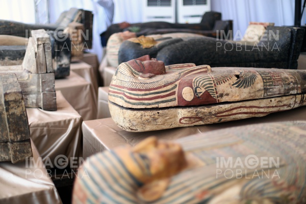 Hallan en Egipto 59 sarcófagos sellados con momias de más de 2,600 años