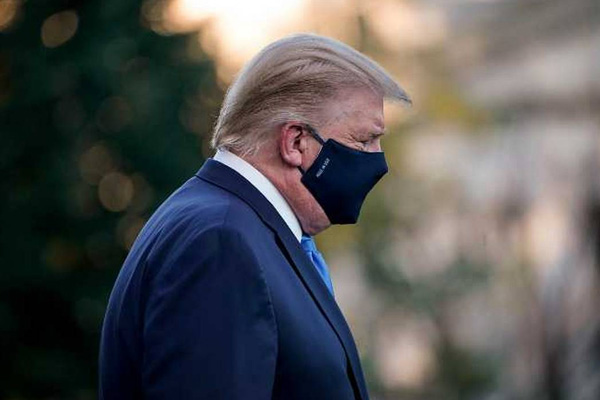 Trump sale de hospital para saludar a sus seguidores