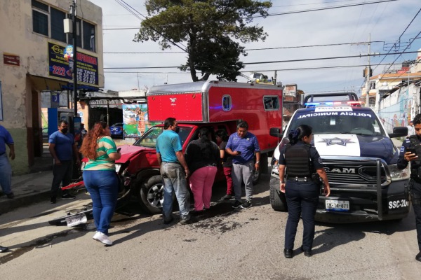 Policías se pasan el alto y chocan con camioneta