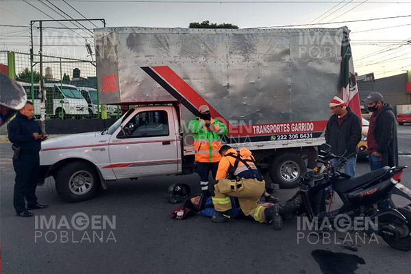 Camioneta pasa sobre la cabeza de un motociclista tras choque