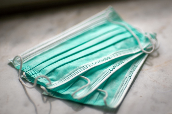 Usar cubrebocas contra el coronavirus es útil, sin importar la tela de fabricación