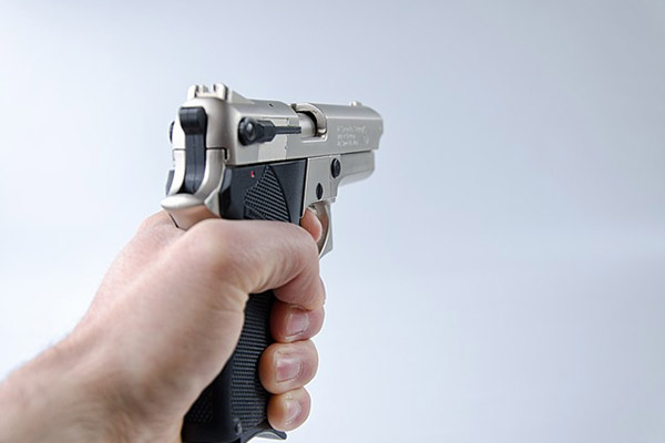 A balazos, asesinan a un hombre y a una menor de edad afuera de una tienda