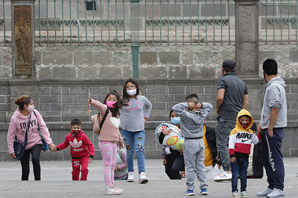Niños imitan comportamientos de autocuidado mostrados por sus padres en la pandemia