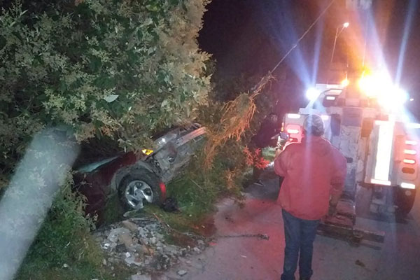 Rescatan a conductor ebrio tras caer al fondo de una barranca
