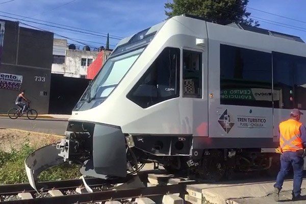 Embiste Tren Turístico a automovilista imprudente