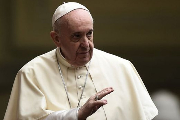 Temen por salud del papa Francisco tras contagios de COVID-19 en la Guardia Suiza