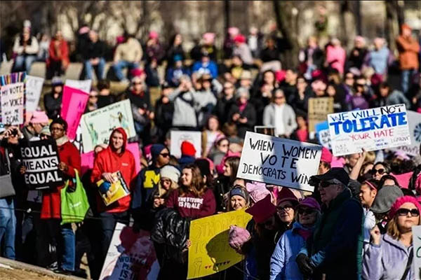 Las mujeres de EU salen a la calle para protestar contra las políticas de Trump