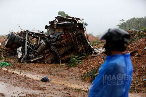 Alud aplasta autobús y mata a 16 personas en Pakistán