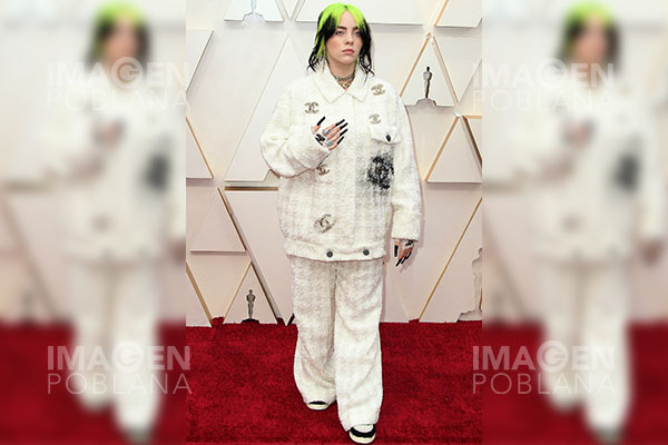 Los tenis de Billie Eilish dividen internet: ¿rosa o verde menta?