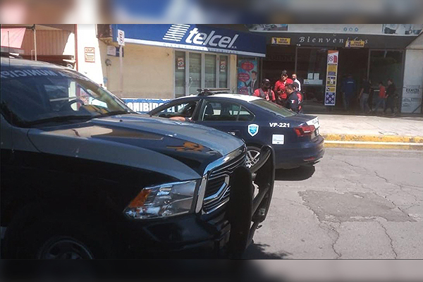 Roban decenas de celulares en asalto a Telcel de Plaza Loreto