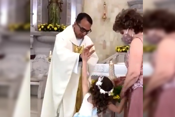 Niña a sacerdote: “choca esos cinco”