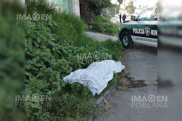 Abandonan cuerpo encobijado en la plena vía pública