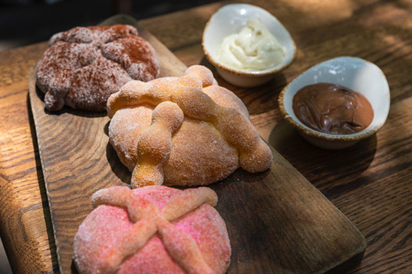 Celebra el Día de Muertos con sencilla receta de pan de muerto del chef Pablo Carrera