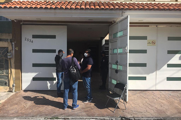 Roban vehículo con violencia en oficinas de un político