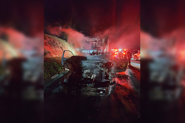 Conductor muere calcinado tras chocar con un tractocamión